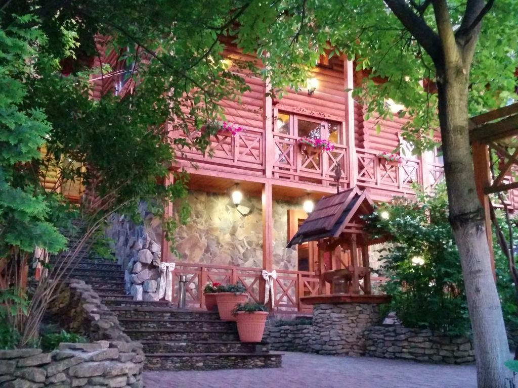 Kaiser Hotel Cernăuți Exterior foto